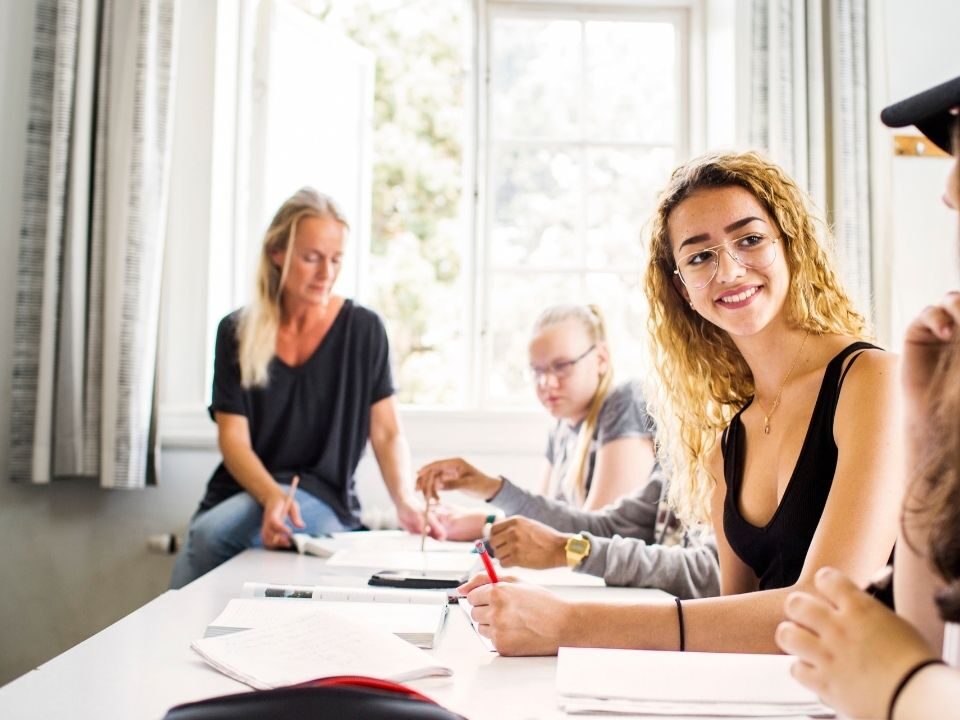 Online vs. In-Person Polish Courses: Weighing the Benefits and Drawbacks