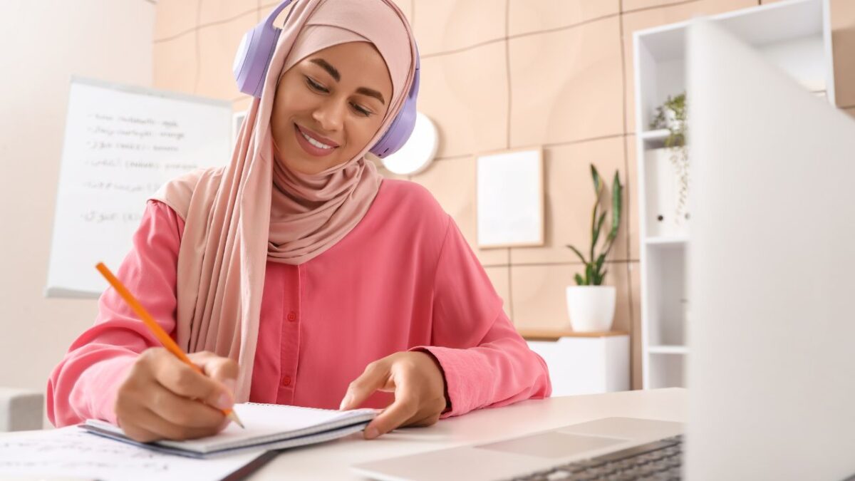 Jak wzmocnić słuchanie w języku polskim – skuteczne ćwiczenia