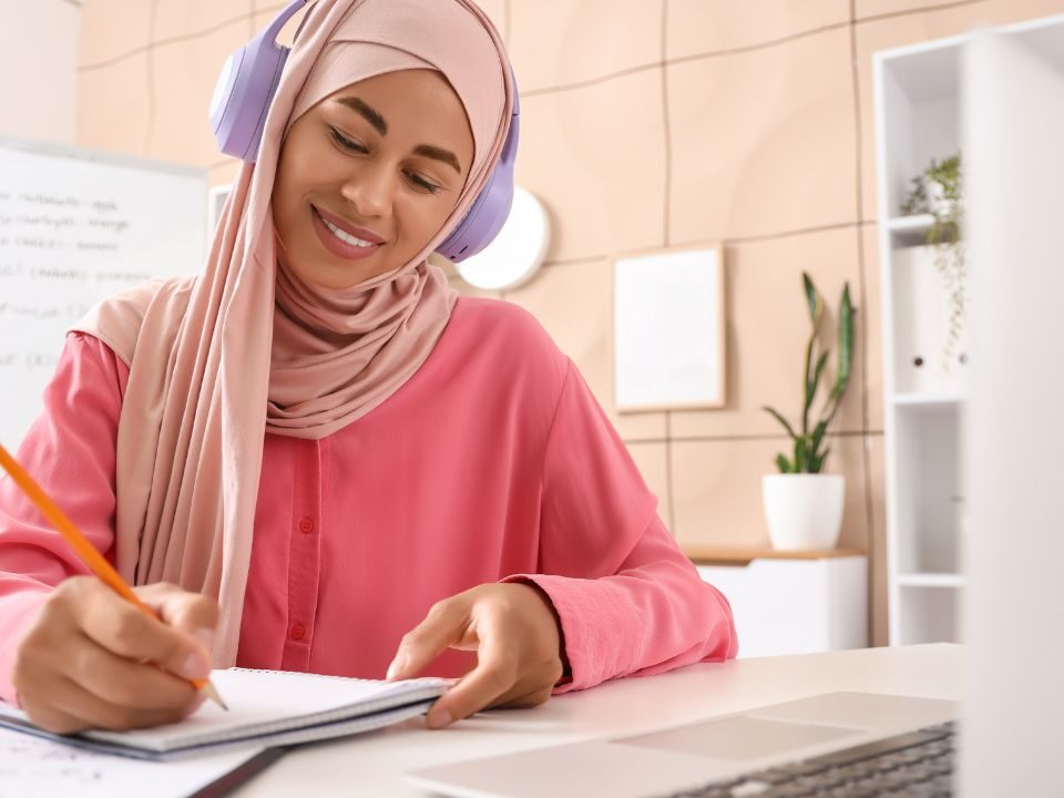 Jak wzmocnić słuchanie w języku polskim – skuteczne ćwiczenia